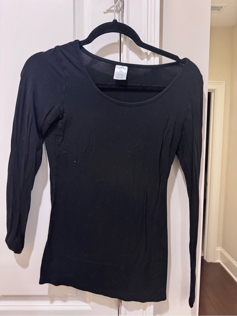 Essential Women's Black Long-Sleeve Scoop Neck Tee